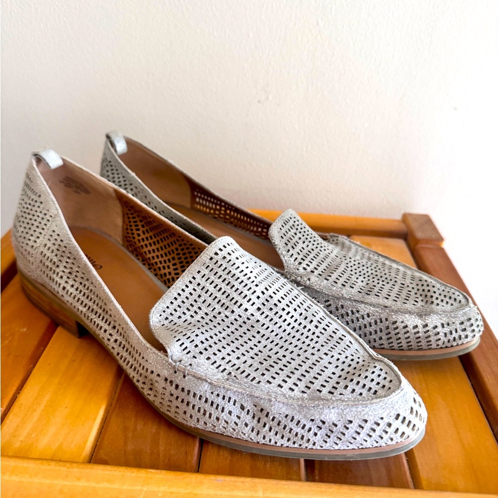 Crown vintage size 10 women’s silver gold Cutout slip On Leather Loafers Shoes